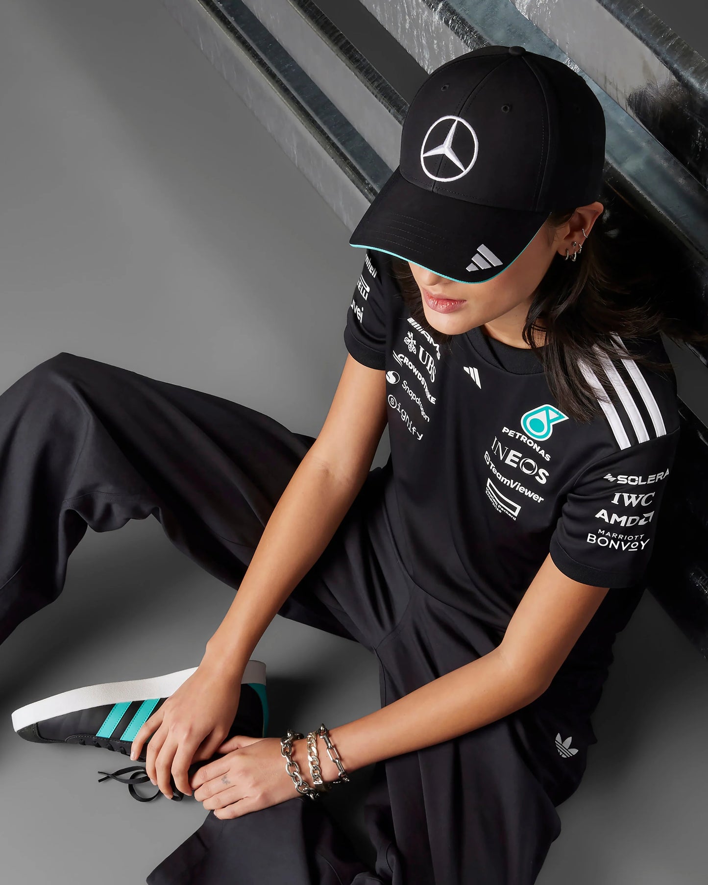 Gorra Negra Mercedes-AMG F1 2025 Teamwear