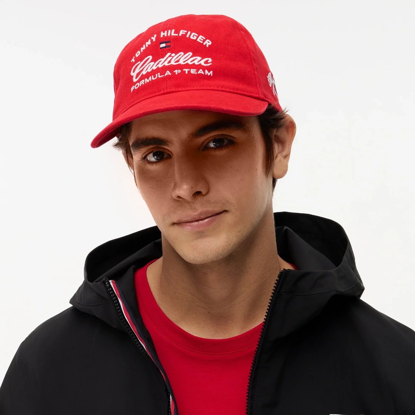 Gorra Varsity Roja 2026 – Tommy Hilfiger x Cadillac F1 Team | Oficial