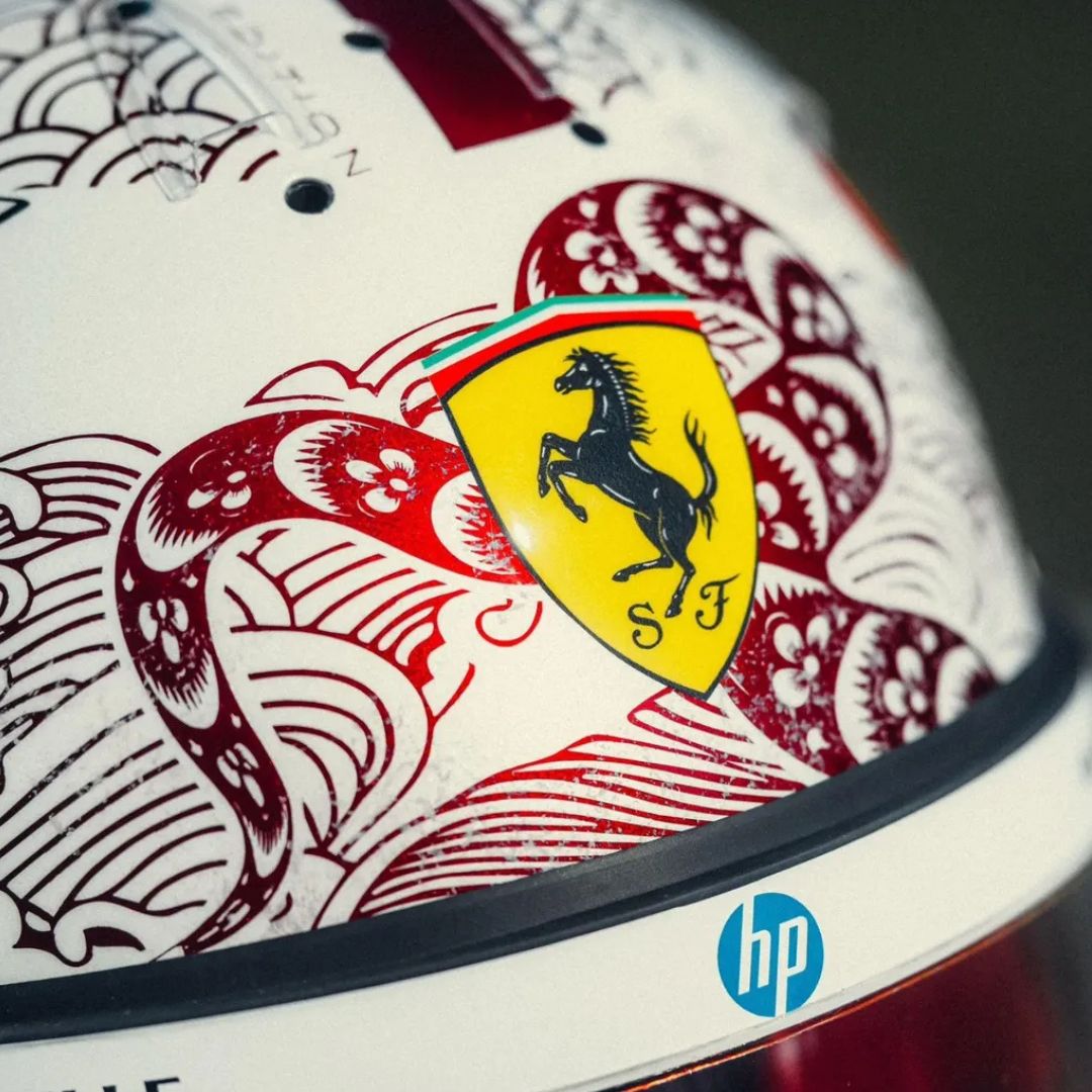 Mini Casco Charles Leclerc F1™ GP China 2025 | Escala 1:5 Ferrari HP - B2B