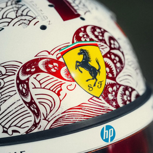 Mini Casco Charles Leclerc F1™ GP China 2025 | Escala 1:5 Ferrari HP - B2B